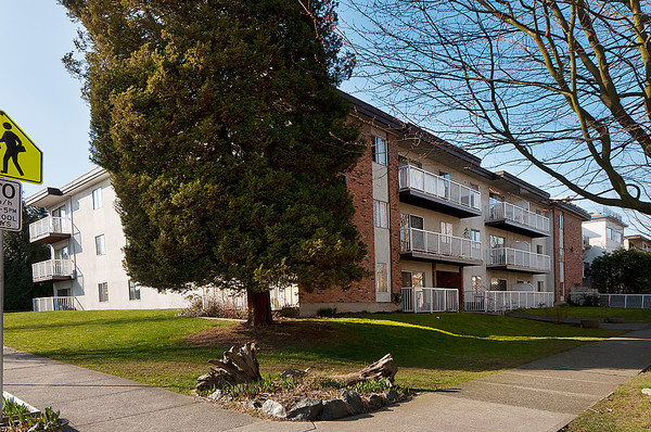 Landscaped exterior of Reidon Apartments at 90 East 11th Avenue