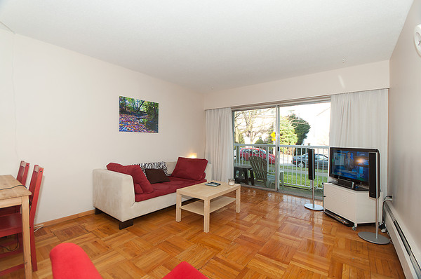 Bright living room with balcony at Reidon Apartments